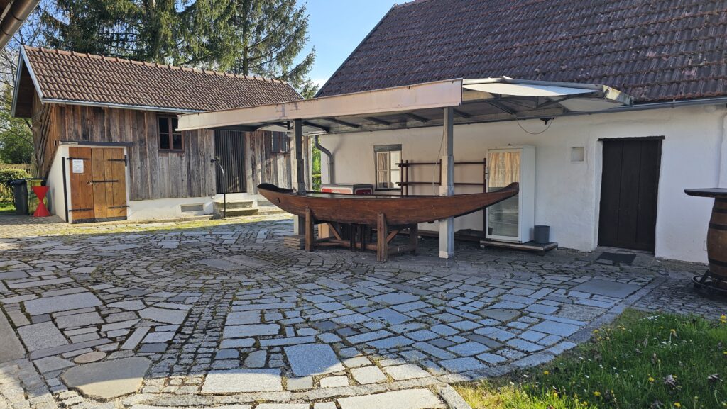 Hof mit Bar
